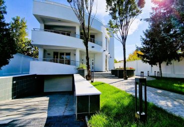 Vila de Lux - 8 camere - cu Gradina Impresionanta si Piscina